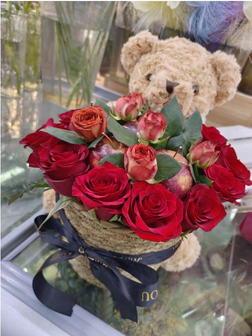 圣诞抱抱熊鲜花礼盒 商品图1