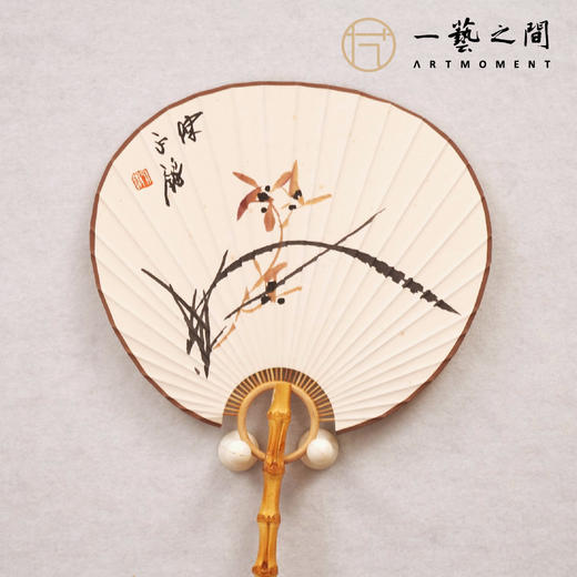 陈永锵 团扇《芳心予人》《兰花》20x25cm 国画原作 原木手柄扇面+流苏挂饰+扇座摆件+礼盒 送礼佳品 手绘手写限量仅2把 ！ 商品图5