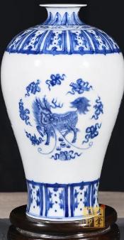 釉中青花麒麟送宝梅瓶 商品图0