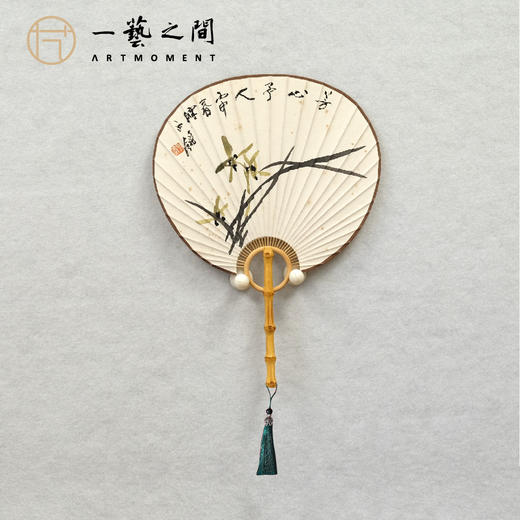陈永锵 团扇《芳心予人》《兰花》20x25cm 国画原作 原木手柄扇面+流苏挂饰+扇座摆件+礼盒 送礼佳品 手绘手写限量仅2把 ！ 商品图3