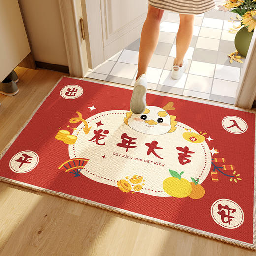  【享受时光！简约生活】卡通龙年入户地垫红色喜庆，玄关门口防滑垫家用圈绒门垫，舒适温馨 锁边平整 贴合地面 商品图2
