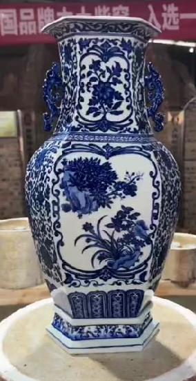 缠枝莲开窗花卉就六方双耳瓶 商品图0