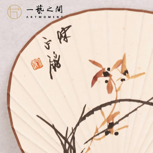 陈永锵 团扇《芳心予人》《兰花》20x25cm 国画原作 原木手柄扇面+流苏挂饰+扇座摆件+礼盒 送礼佳品 手绘手写限量仅2把 ！ 商品图6
