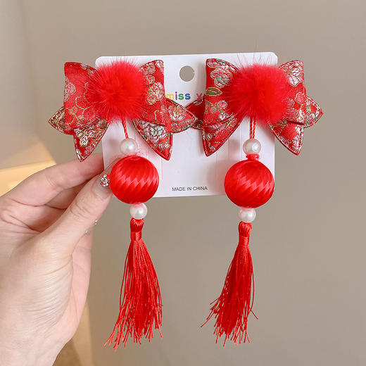 【29.9/任选两套！】新年红色儿童可爱发夹，秋冬女童毛绒宝宝发卡头饰，2024龙年过年发饰，新年，带着孩子无限欢愉共迎龙年！选择可爱发夹，演绎秋冬女童的温暖潮流！ 商品图7