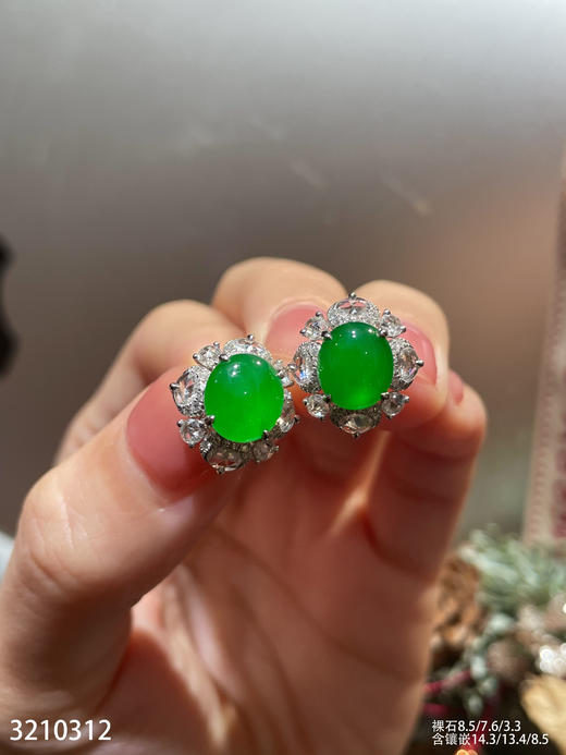 3210312，老坑艳绿蛋面耳钉。具体价格微信咨询 商品图0
