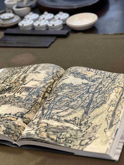 《童中焘》，精装，8开，全2册，中国美术学院出版社2023年11月1版1印，520页，定价1800，售价1350元。 商品图2