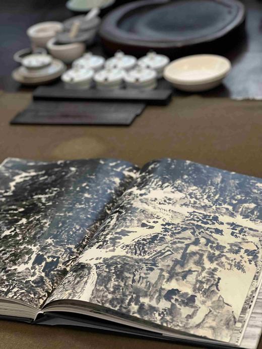 《童中焘》，精装，8开，全2册，中国美术学院出版社2023年11月1版1印，520页，定价1800，售价1350元。 商品图13