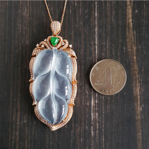 【天然正品】A货天然冰种白色叶子翡翠吊坠   30.30克  AU750玫瑰金豪镶钻石 时尚款 天然冰种 白色叶子 金枝玉叶 翡翠吊坠     031016KC01 商品图1