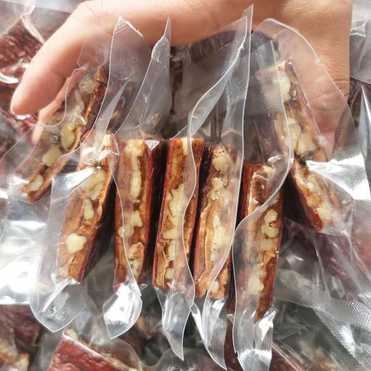 年终大促！【软糯香甜！营养美味】新疆枣仁派250g 真空装枣仁抱抱果派零食和田大枣夹核桃仁派，一饱口福；加上夹核桃仁的甜蜜大枣，又脆又香。ry 商品图5