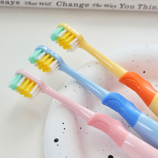【4-6岁】YUMIE由美枝分阶儿童牙刷软毛斜切1支/117808 颜色随机波浪形刷毛设计深层清洁 商品图2