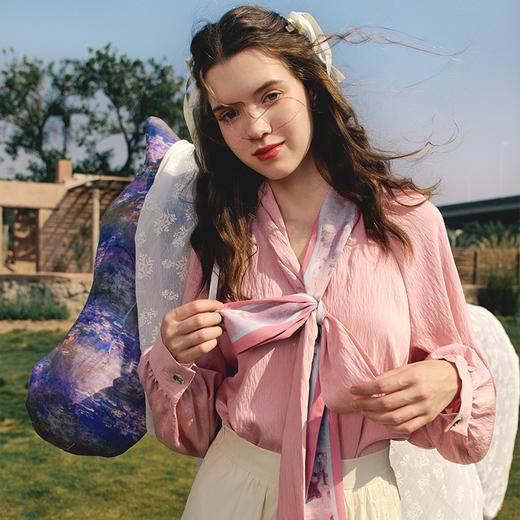 两三事不拘心迹小清新印花领带v领长袖衬衫女宽松衬衣 商品图2