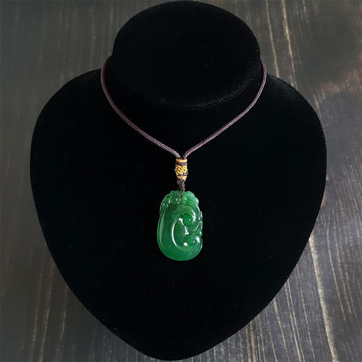 【天然正品】天然菠菜绿 冰糯种瑞兽如意 收藏级翡翠吊坠 43.84*27.84*9.46MM  150816NJ03 商品图3