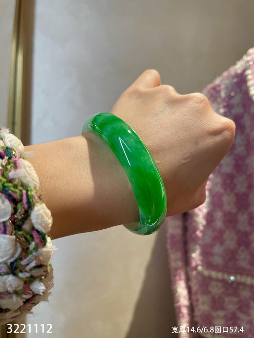 3221112，老坑冰糯艳绿手镯，圈口57.4。具体价格微信咨询 商品图0