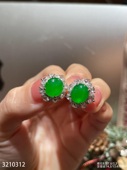 3210312，老坑艳绿蛋面耳钉。具体价格微信咨询 商品图2