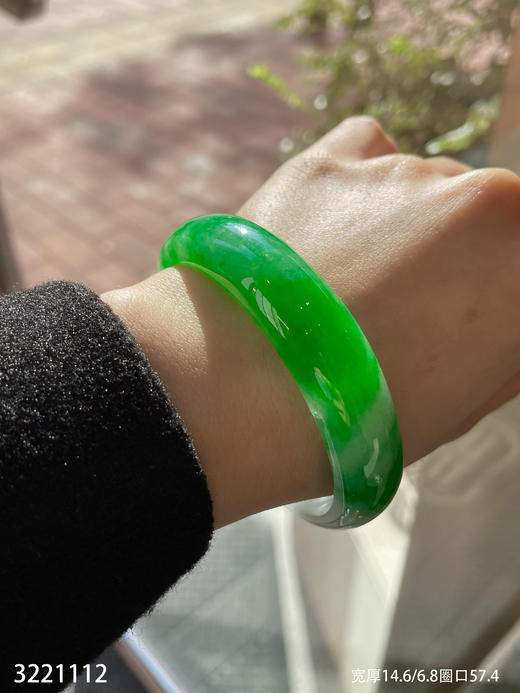 3221112，老坑冰糯艳绿手镯，圈口57.4。具体价格微信咨询 商品图3