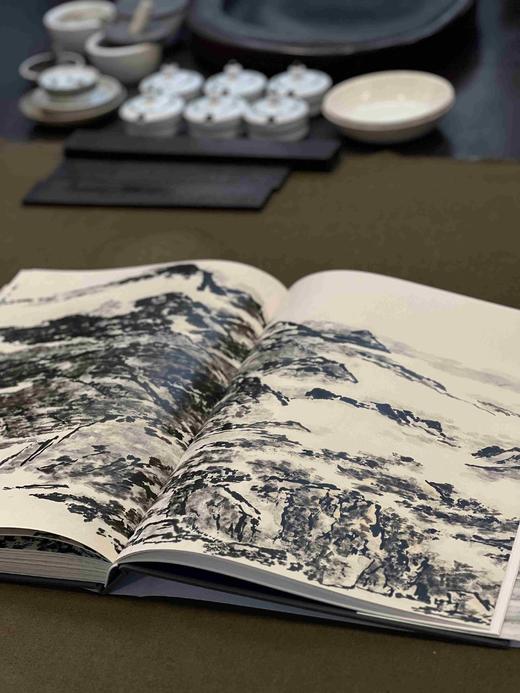 《童中焘》，精装，8开，全2册，中国美术学院出版社2023年11月1版1印，520页，定价1800，售价1350元。 商品图11