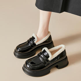 西遇加绒乐福鞋女新款漆皮一脚蹬JK黑色小皮鞋厚底毛毛鞋V0034403