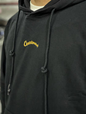 【福利大放送】经典卫衣的版型，logo采用了明黄色设计，与卫衣的黑色产生了不一样的搭配反应