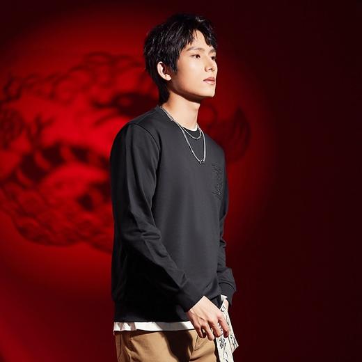 【非遗剪纸】柒牌男士圆领卫衣春季新款龙纹贴布刺绣黑色长袖上衣	126W70010 商品图1