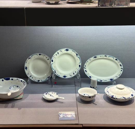 景德镇陶瓷 国瓷红叶 28头玲珑中餐具 商品图0