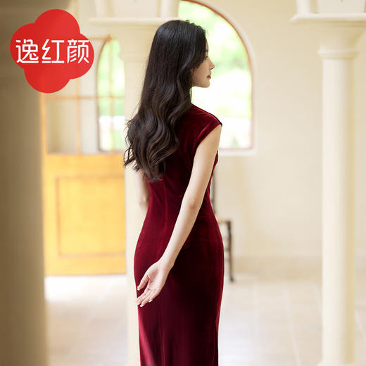 逸红颜 静沐 2025年新款弹力丝绒纯色经典婚宴四季礼服长旗袍 商品图4