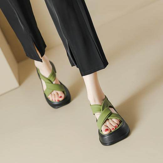 厚底凉鞋女夏季显白绿色罗马鞋软底百搭交叉带松糕鞋沙滩鞋子 商品图1