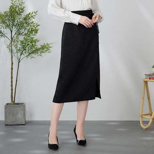 EITIE爱特爱新中式盘扣印花暗纹高腰直筒过膝黑色半身裙24春新款A2406315 商品图3