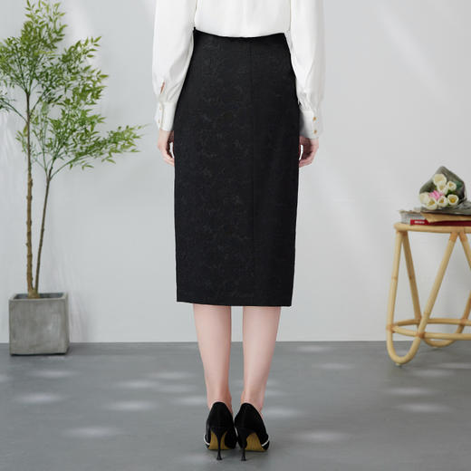 EITIE爱特爱新中式盘扣印花暗纹高腰直筒过膝黑色半身裙24春新款A2406315 商品图4