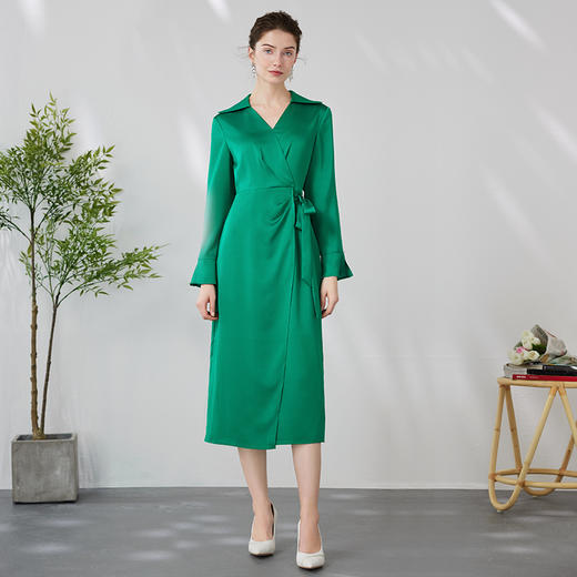 EEITIE爱特爱气质V领收腰系带缎面垂坠通勤显瘦绿色连衣裙24春新款A2407319 商品图3
