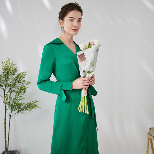 EEITIE爱特爱气质V领收腰系带缎面垂坠通勤显瘦绿色连衣裙24春新款A2407319 商品图1