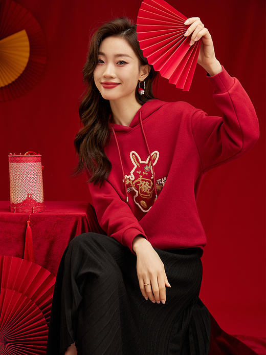 【开门红】熙世界国风系列新年红国潮卫衣女加绒加厚秋冬款连帽套头外套 商品图1