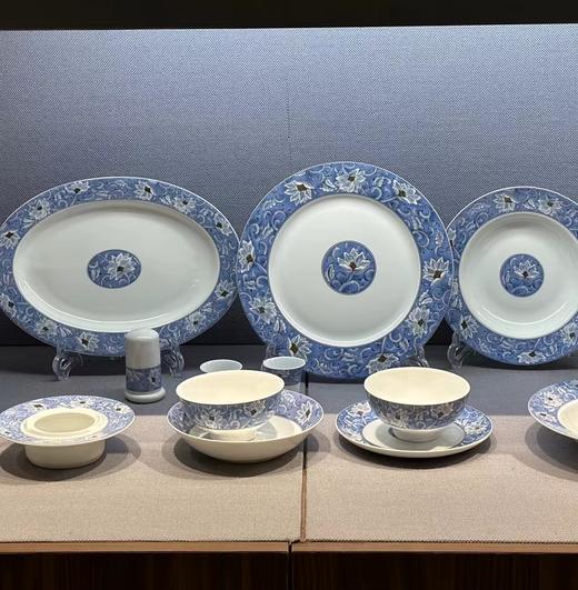 景德镇陶瓷 国瓷红叶 58头蓝锦百合 商品图0