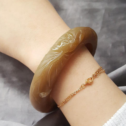 【天然正品】天然新疆料糖料鱼戏莲花图案（年年有余、高贵廉洁）56.5号和田玉糖玉手镯 240323NJ09 商品图4