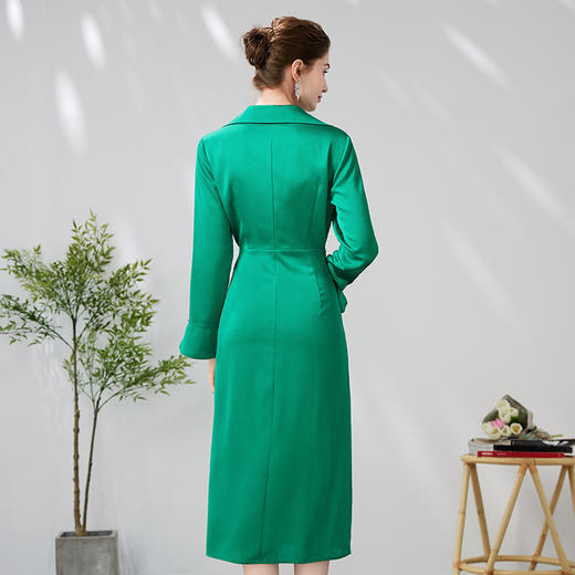 EEITIE爱特爱气质V领收腰系带缎面垂坠通勤显瘦绿色连衣裙24春新款A2407319 商品图4