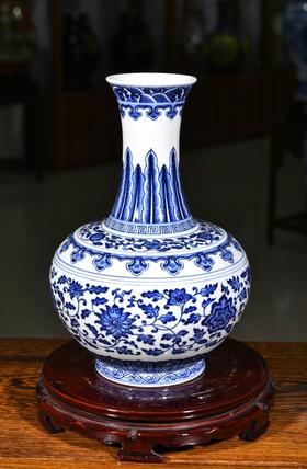 青花缠枝莲赏瓶