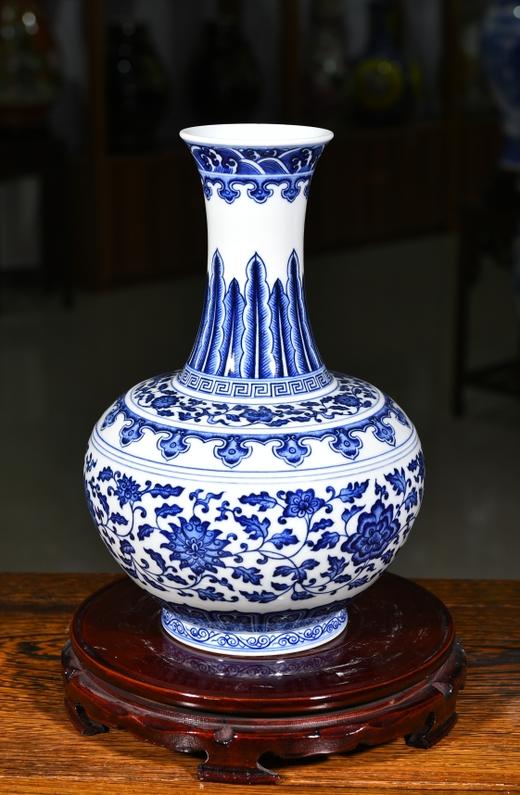 青花缠枝莲赏瓶 商品图0