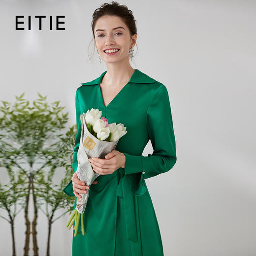 EEITIE爱特爱气质V领收腰系带缎面垂坠通勤显瘦绿色连衣裙24春新款A2407319 商品图0