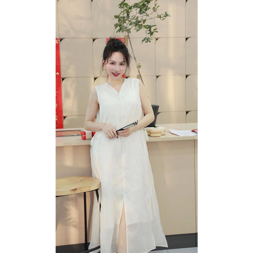 【抖音专属】【贺春系列】V领吊带裙（24718034-山矾） 商品图0