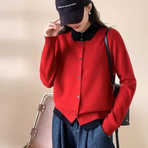 383158全羊毛里外连体假两件开衫针织衫，百搭单品，宽松均码。大红 灰 两色，可以搭配基本的黑裤子，黑裙子，黑靴子也可以充分发挥搭配其他的衣服，比如牛仔裤！外套可搭黑色系驼色系的，140斤内可穿 商品图11