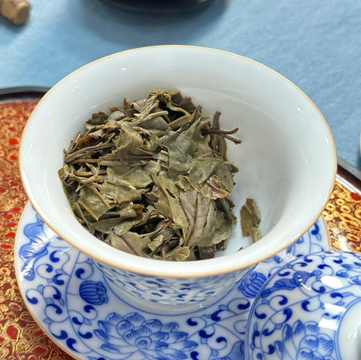 【龙行龘龘·白牡丹】2024甲辰龙年生肖白茶，是聚茗缘生肖白茶系列继“金鼠纳福”、“牛转乾坤”、“如虎添翼”、“遇兔呈祥”之后的第五饼生肖白茶。 商品图4