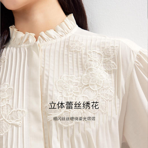 【严选】伊芙丽春优雅女性化精致蕾丝绣花立体化设计木耳边设计小上衣1F1921291 商品图2