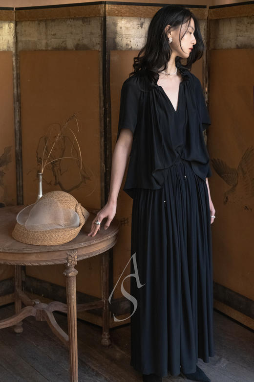 Ashlyn  黑色kiara褶领垂坠上衣 商品图3