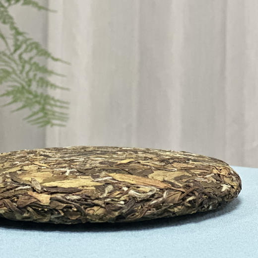 【龙行龘龘·白牡丹】2024甲辰龙年生肖白茶，是聚茗缘生肖白茶系列继“金鼠纳福”、“牛转乾坤”、“如虎添翼”、“遇兔呈祥”之后的第五饼生肖白茶。 商品图1