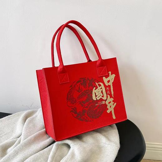 【国潮风，大容量！】新款红色新年毛毡手提袋，伴手礼礼品袋毛毡托特包，婚庆回礼红手提包，红色设计，寓意喜庆和好运，符合新年和婚庆等重要场合的氛围！-QQ 商品图3