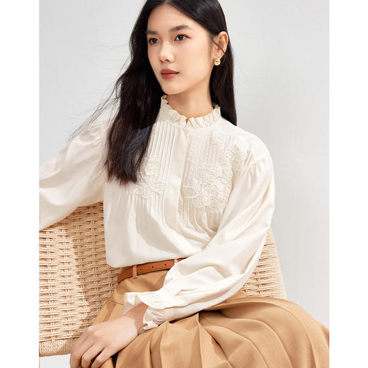 【严选】伊芙丽春优雅女性化精致蕾丝绣花立体化设计木耳边设计小上衣1F1921291 商品图4