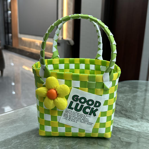 年终大促！【脆美精巧！携带相随】塑料编织筐子收纳篮手提篮婴儿篮伴手礼满月回礼包小方包沙滩包，小编织筐子如一抹清新的色彩，轻松容纳您的珍藏。 商品图1