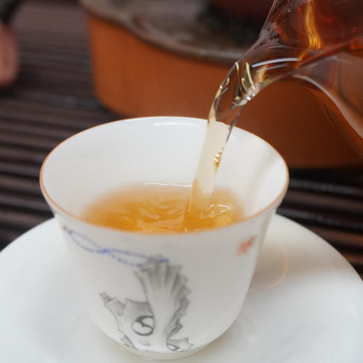 2010年昆明茶厂昆明铁饼普洱生茶经典 一片380克干仓真品经典昆铁 高性价比好仓储很香 好撬 商品图12