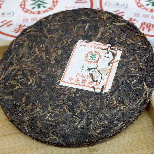 2010年昆明茶厂昆明铁饼普洱生茶经典 一片380克干仓真品经典昆铁 高性价比好仓储很香 好撬 商品图4