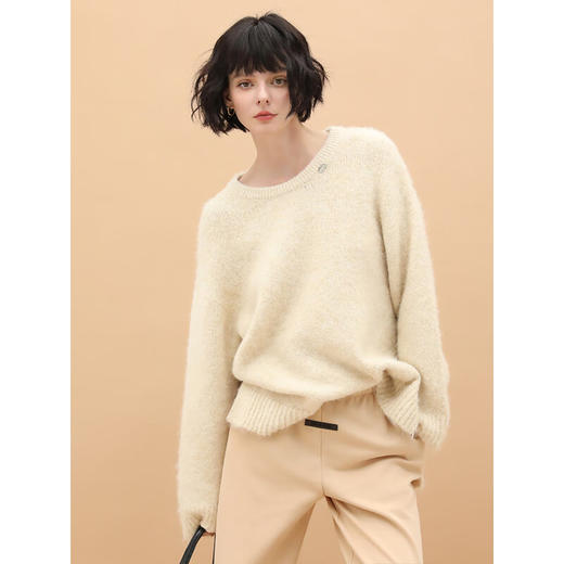 【有赞】COCOBELLA治愈系金属标蓬松软糯毛衣女宽松开叉亲肤针织衫MZ551D 商品图1