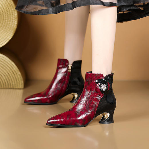 OLDD20-23 漆皮短靴粗跟尖头水钻红色短筒女靴春秋单靴酒红色时尚高跟马丁靴 商品图1